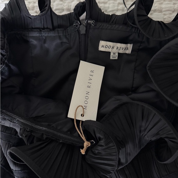 NWT MOON RIVER BLACK PLEATED DRESS - Picture 2 of 3